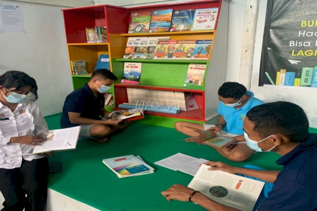 Gemar Membaca, WBP Lapas Wonreli Isi Waktu Luang di Perpustakaan Mini