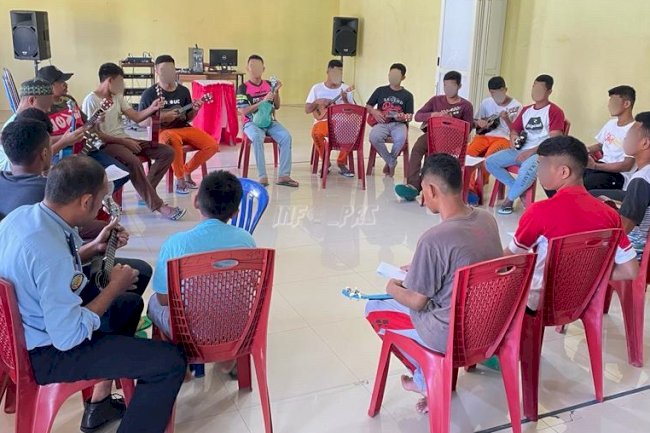 Gunakan Ukulele, Anak LPKA Ambon Pelajari Lagu Tradisional Maluku
