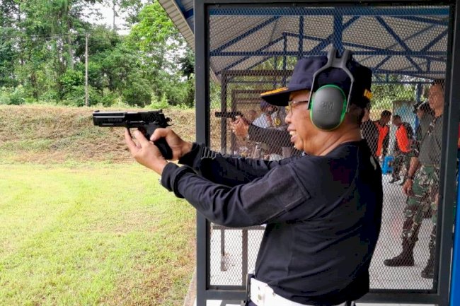 Divpas Sultra Gandeng Lanud Kendari Latih Petugas Pemasyarakatan Menembak