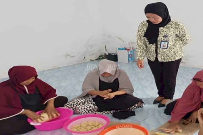 Latih Skill, WBP Perempuan Lapas Namlea Belajar Pembuatan Roti