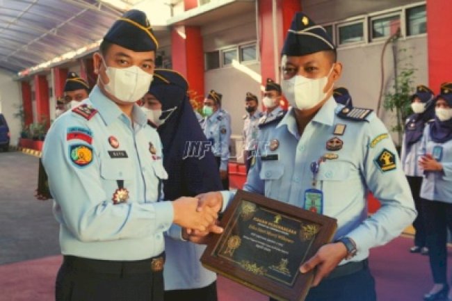 Apresiasi Kinerja, 3 Pegawai Lapas Narkotika Jakarta Diganjar Penghargaan