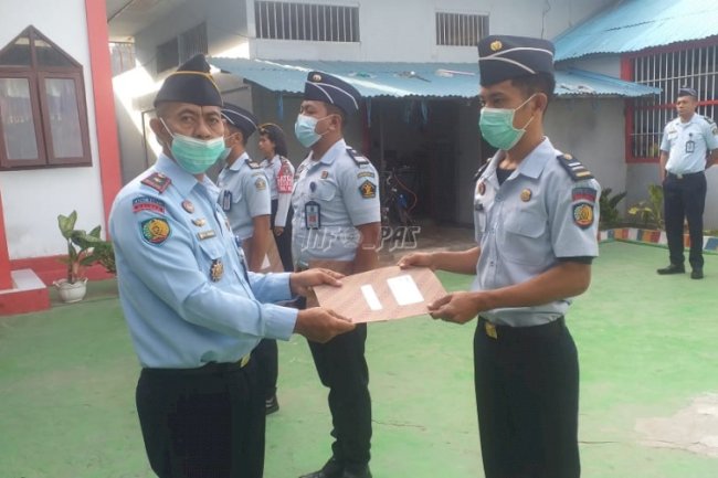 Petugas Lapas Wonreli Naik Pangkat, Ini Pesan Kalapas