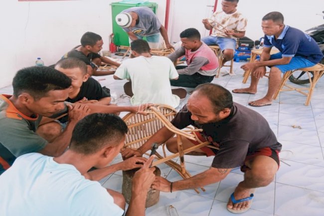 Kepiawaian WBP Lapas Namlea Ciptakan Kursi dari Rotan
