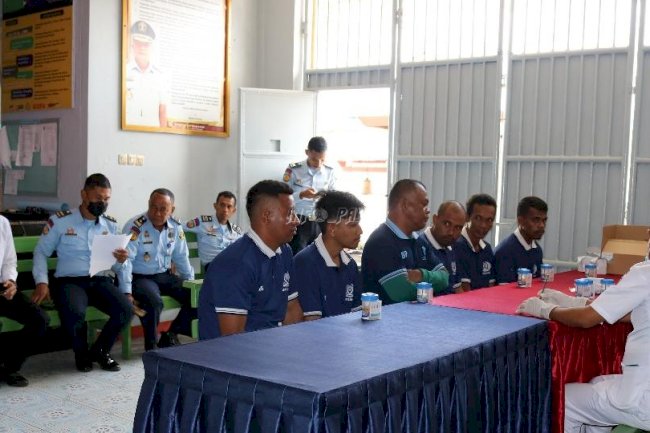 Wujudkan P4GN, Lapas Saumlaki Laksanakan Tes Urin Bagi Pegawai dan WBP