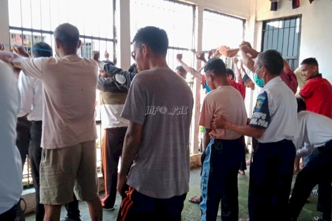 Pastikan Bebas Halinar, Satops Patnal Lapas Piru Razia Blok Hunian WBP