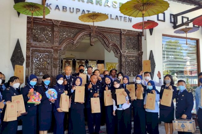 Dukung UMKM, Petugas Bapas Klaten Borong Produk Klaten Craft Centre