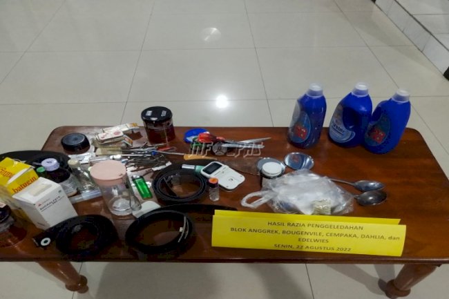 Berantas Halinar dan Gangguan Kamtib, Petugas Rutan Ambon Lakukan Penggeledahan