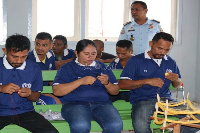 Lestarikan Budaya Khas Tanimbar, Lapas Saumlaki Adakan Pelatihan Tenun Ikat 