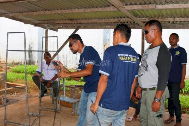 WBP Lapas Saumlaki Antusias Ikuti Pelatihan Membuat Rak Bunga