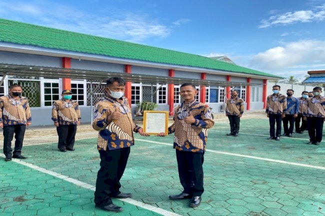 Petugas Rutan Kuala Kapuas Serahkan Sertifikat Hak Cipta Lagu Ciptaannya