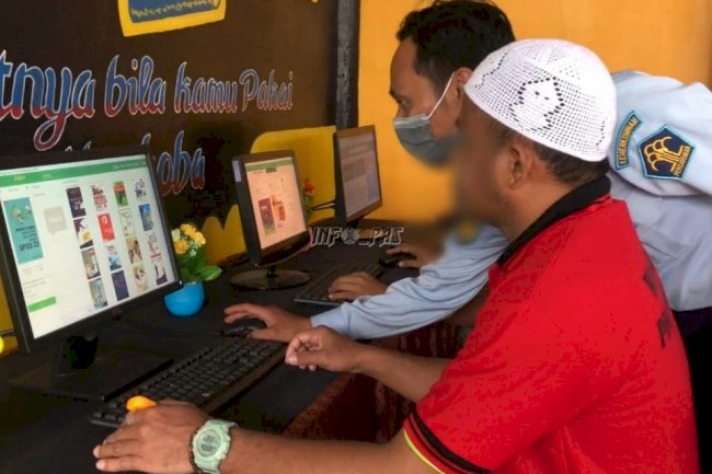 Narapidana Lapas Narkotika Samarinda Tambah Wawasan di Pojok Digital