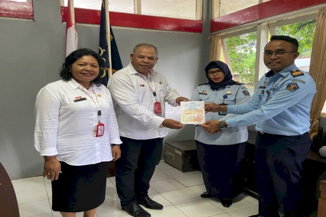 Bapas Ambon Serahkan Buku Pedoman Penanganan ABH kepada PSBR Hiti-Hiti Hala-Hala