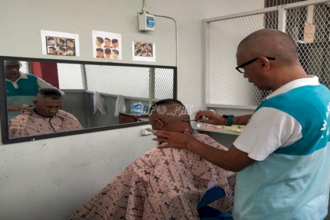 Barbershop Rubon Kembangkan Bakat WBP Rutan Ambon