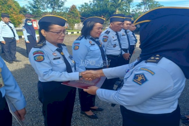 8 Petugas Bapas Ambon Terima Penghargaan Satyalancana Karya Satya 