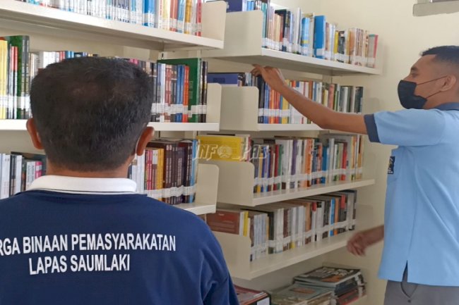 Petugas Lapas Saumlaki Kenalkan WBP Beberapa Literasi Baru di Perpustakan 