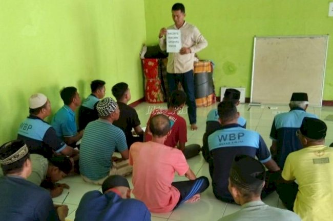 WBP Buta Aksara Rutan Sinjai Diajar Baca Tulis