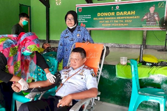 Petugas Rutan Sinjai Partisipasi Donor Darah Peringati HUT TNI