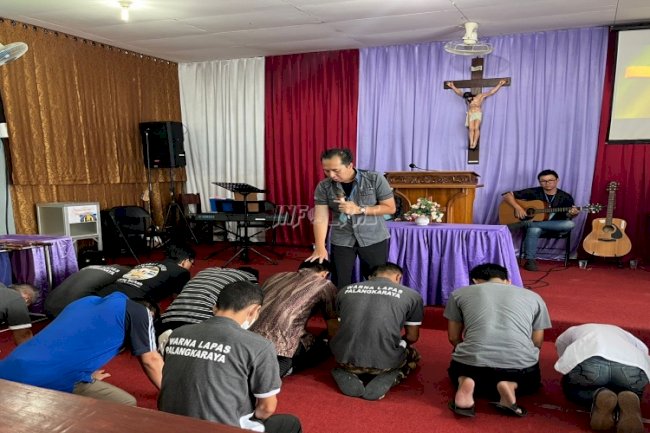 WBP Lapas Palangka Raya Beribadah Bersama Hendrik Leverty Ministries Yayasan Rajawali Injil Indonesia