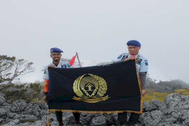 2 Petugas Rutan Ambon Kibarkan Bendera Pemasyarakatan di Gunung Tertinggi Prov. Maluku