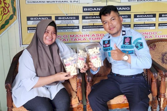 Cicipi Amplang Hasil Karya WBP Rutan Tanah Grogot, Ketua Bawe Paser Rusnawati Kepincut