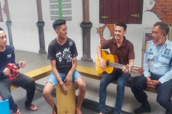 Manfaatkan Waktu Luang, Karupam III Ajak WBP Rutan Salatiga Bermain Musik