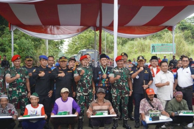 Sinergi Pemasyarakatan-TNI Berbuah Lampu Panel Surya bagi Penduduk Nusakambangan