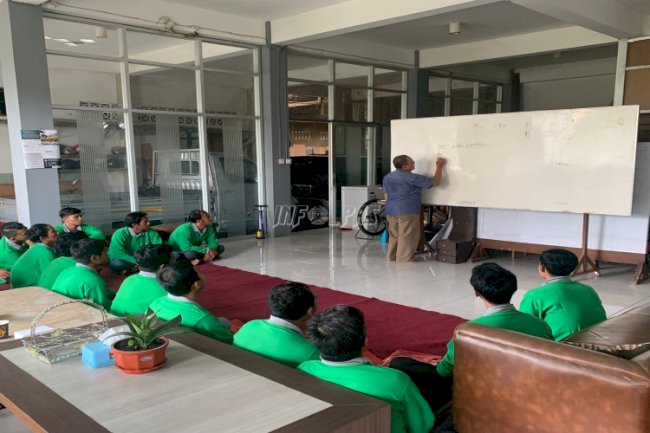 Tingkatkan Keterampilan Klien Pemasyarakatan, Bapas Kediri-Joeri Meubel Gelar Bimbingan Pertukangan Kayu