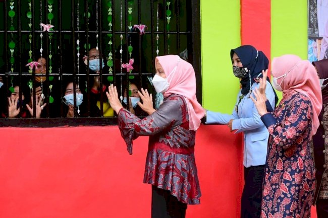 Ibu Iriana dan Ibu Wury Silaturahmi dengan Warga Binaan Lapas Perempuan di Jambi