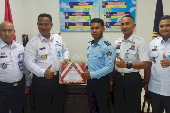 Berprestasi, Pegawai Lapas Terima Penghargaan Kadivpas Maluku