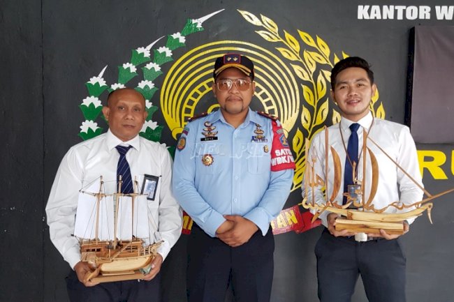 Tertarik dengan Karya WBP Rutan Masohi, Pimpinan BNI KCP Masohi Pesan Miniatur Kapal