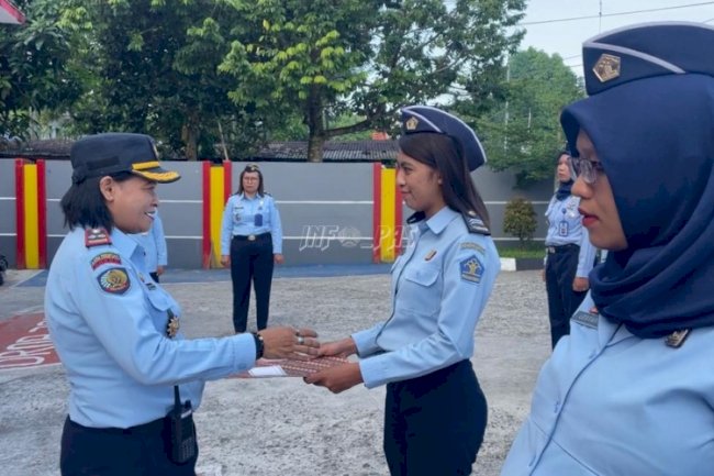 2 Petugas Lapas Perempuan Ambon Raih Penghargaan atas Prestasi dan Kepatuhan Kerja