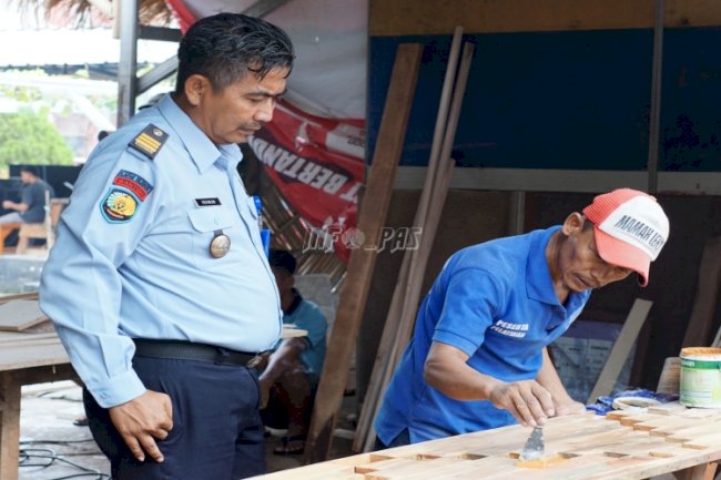Manfaatkan Bahan Sisa Produksi, Warga Binaan Lapas Cilegon Buat Kitchen Set 