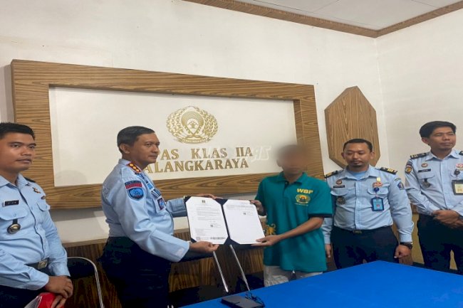 Berkelakuan Baik dan Aktif Ikuti Pembinaan, Warga Binaan Hindu Terima RK Nyepi