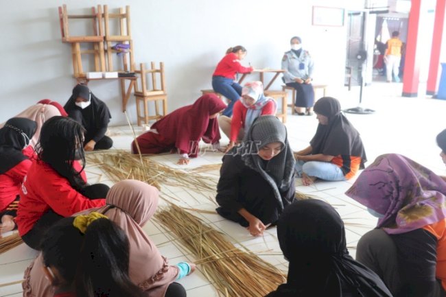 Warga Binaan Perempuan Rutan Kuala Kapuas Belajar Buat Bakul dari Purun