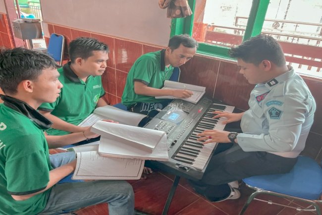 Petugas Lapas Binjai Ajarkan Warga Binaan Mainkan Alat Musik