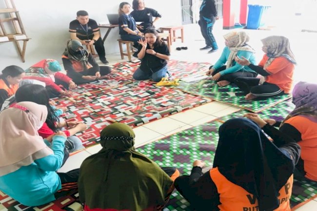 Warga Binaan Perempuan Rutan Kuala Kapuas Buat Gantungan Kunci Berbahan Manik-Manik