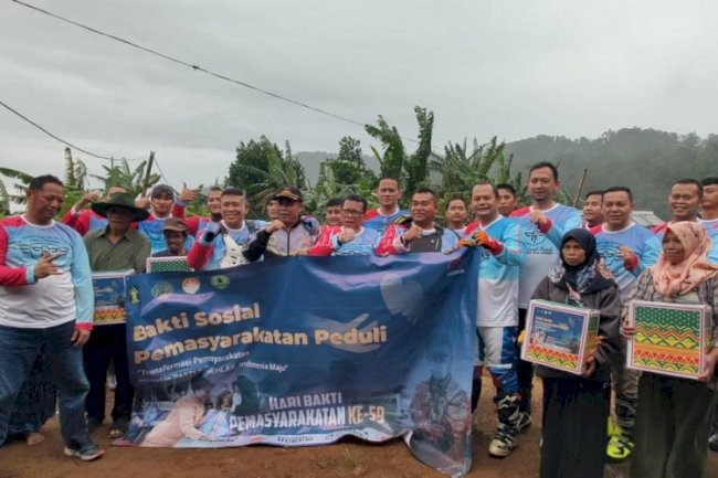 Dari Pintu ke Pintu, Petugas Pemasyarakatan Serahkan Bansos lewat Touring Peduli HBP Ke-59