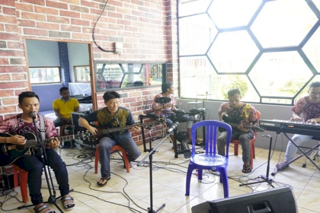 Diamond Band Hibur Pengunjung Lapas Narkotika Karang Intan