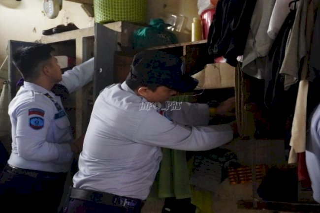 Jaga Kondusivitas, Jajaran Lapas Narkotika Karang Intan Geledah Hunian Warga Binaan