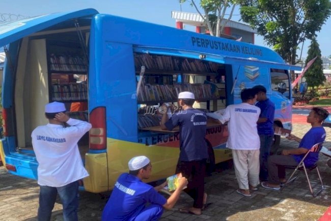 Warga Binaan Lapas Banjarbaru Antusias Membaca Buku di Mobil Pusling 