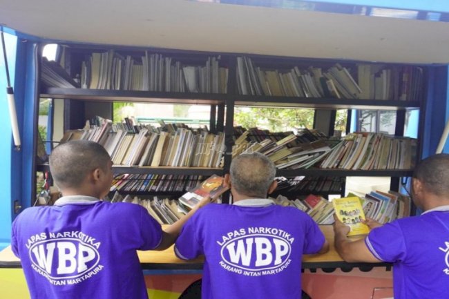 Warga Binaan Lapas Narkotika Karang Intan Serbu Perpustakaan Keliling