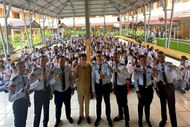 Taruna Poltekip Sosialisasikan Kesadaran Hukum di SMA 1 Manokwari