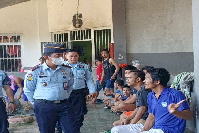 Kontrol Blok Hunian, Kalapas Banjarbaru Menyapa Warga Binaan 