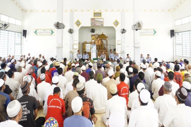 Siraman Rohani Ustaz Abdurrahman Bina Mental dan Akhlak Ratusan Warga Binaan
