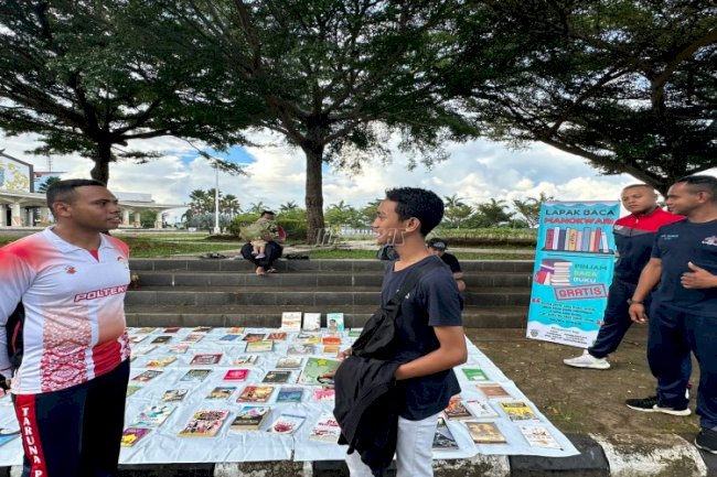 Tingkatkan Minat Baca, KKN Poltekip dan Komunitas Literasi Manokwari Gelar Lapak Baca