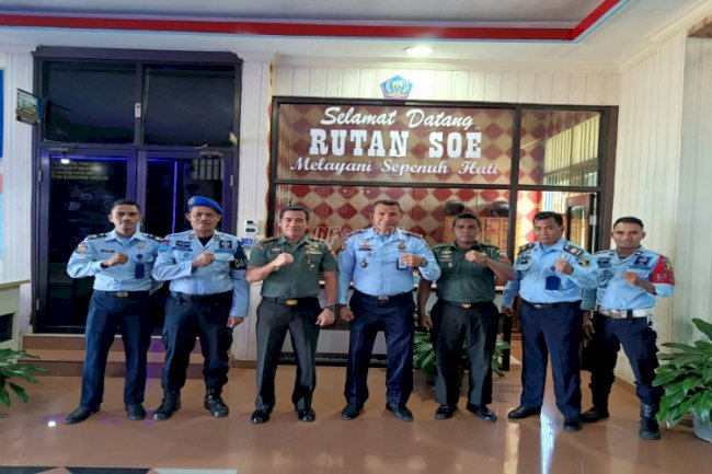 Kedatangan Dandim 1621/TTS, Karutan SoE Ajak Memanen Sayuran