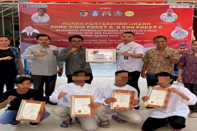 Anak Binaan dan Mantan Anak Binaan LPKA Palu Terima Ijazah Pendidikan Kesetaraan