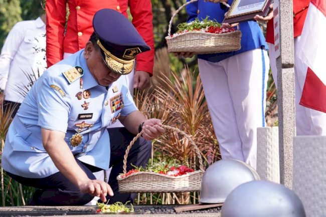 Sambut Hari Jadi Ke-78, Jajaran Kemenkumham Ziarah ke TMPN Utama Kalibata