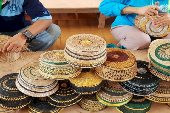Warga Binaan Lapas Takalar Terus Tingkatkan Produksi Songkok Anyam 
