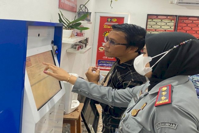 Layanan Self Service Mudahkan Warga Binaan Lapas Perempuan Palembang Dapatkan Informasi Transparan